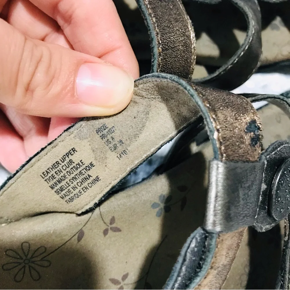 Taos‎ sandals